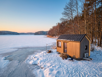 Firefly_Gemini Flash_schöner Wintertag, eingebettet direkt am See, Bildqualität und Lichtverhältnisse verb 949727