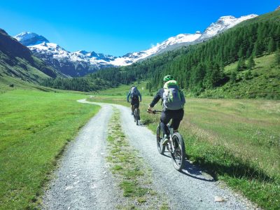 cyclists-with-mountain-bikes-2021-08-28-23-03-11-utc